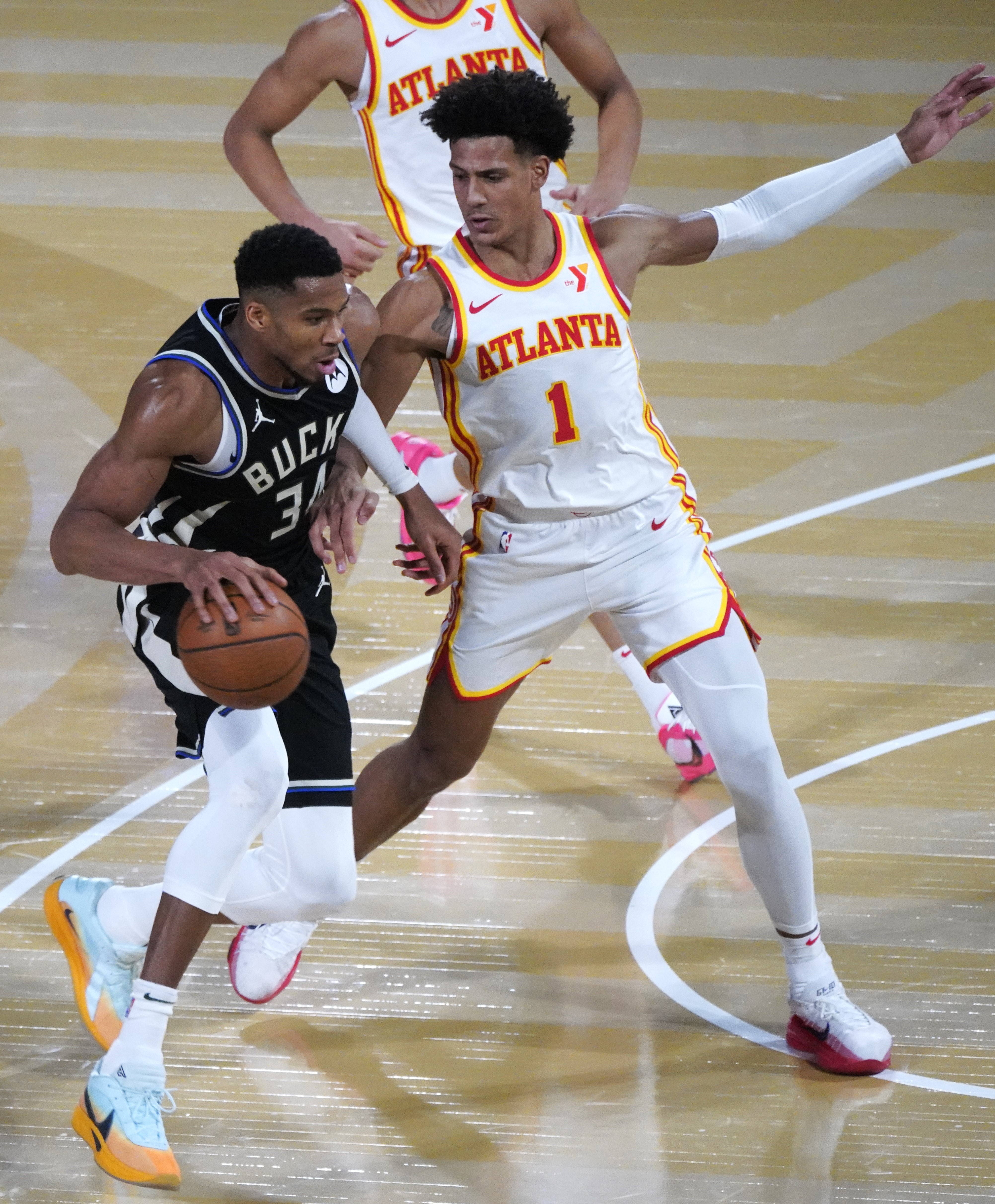 NBA常规赛：密尔沃基雄鹿队胜出连获佳绩的简单介绍