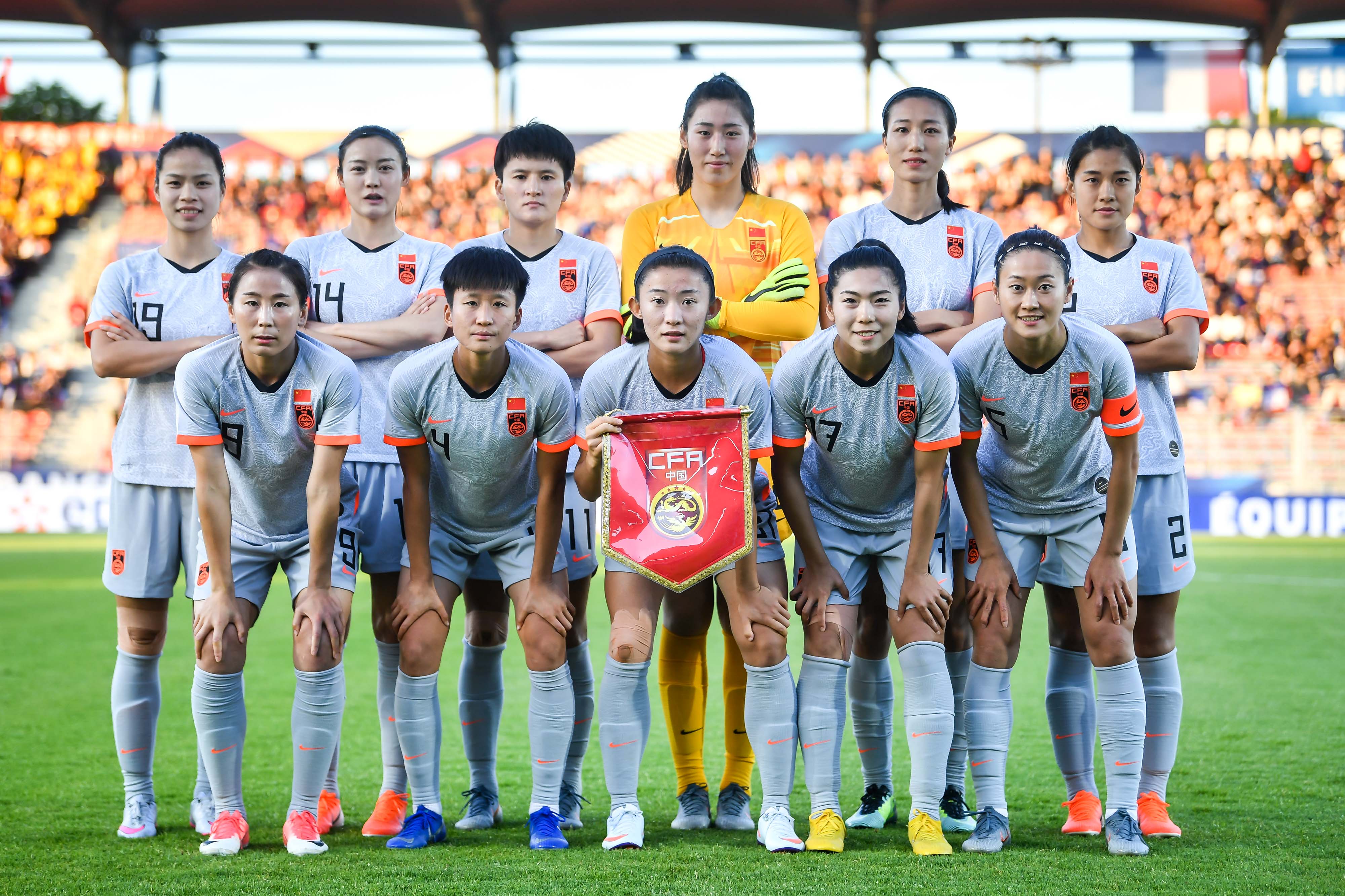 法国女足队员破门得分，领先对手一步