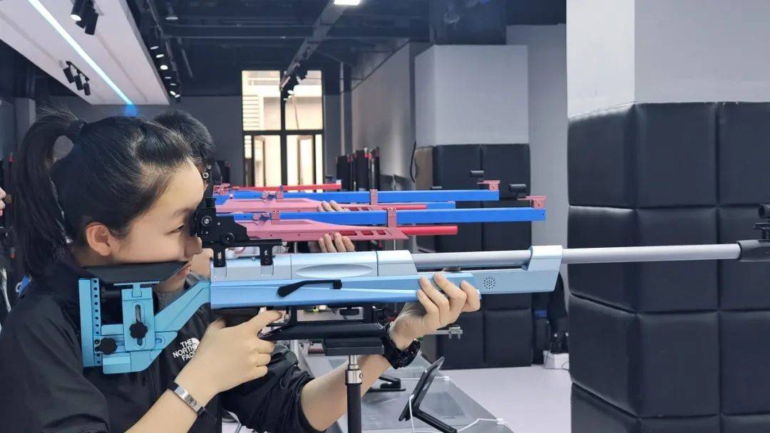 射击高手冷眼射击，稳中求胜