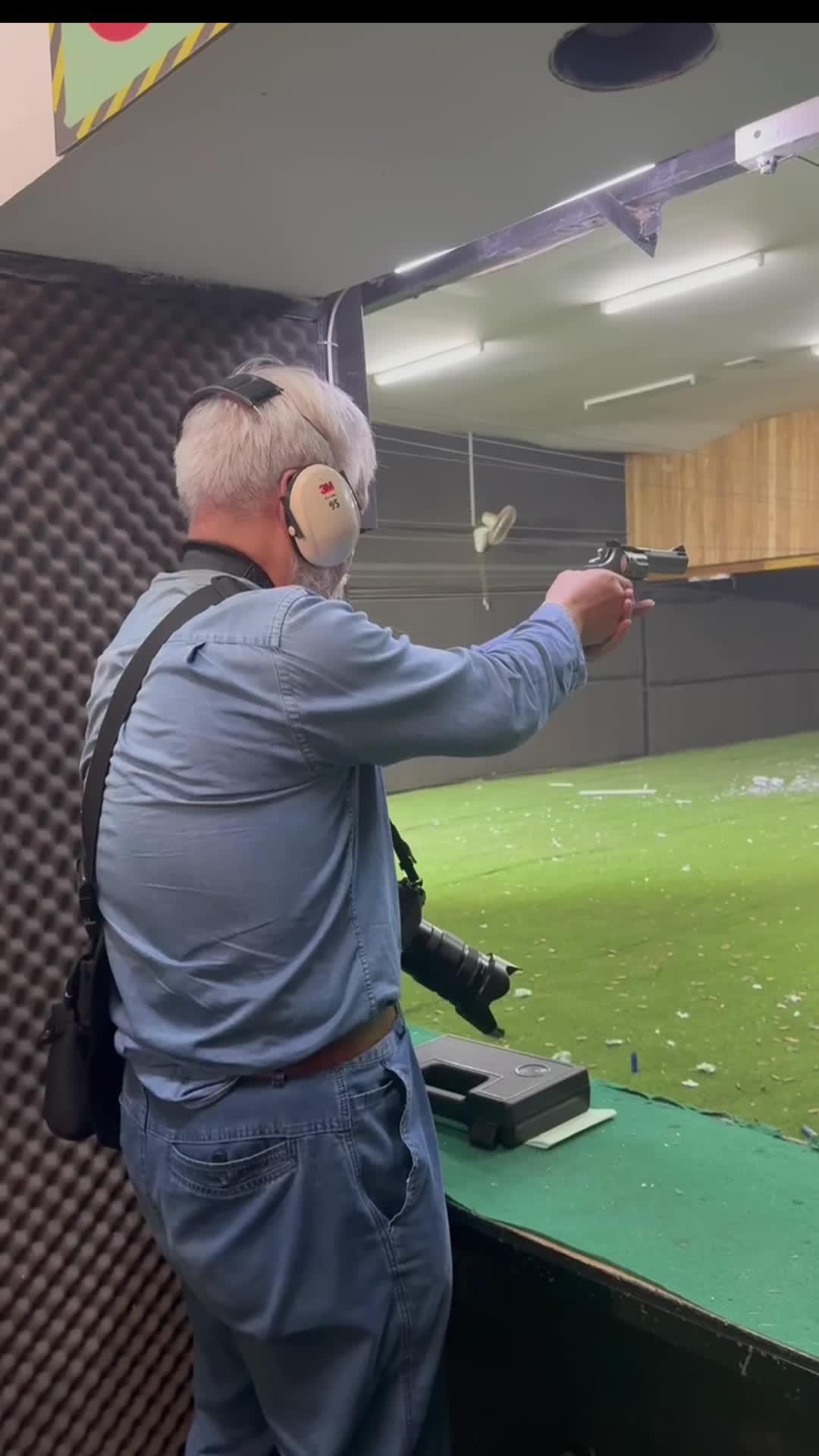 射击高手冷眼射击，稳中求胜