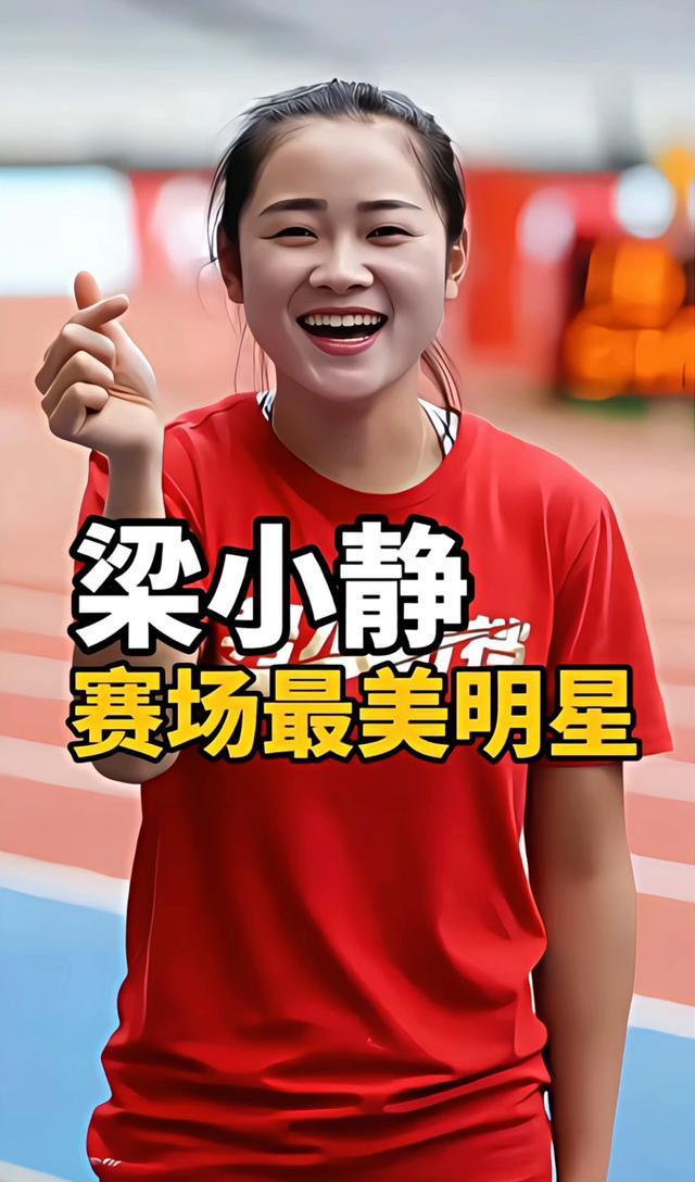 赛场上，女子足球队员表现极为出色