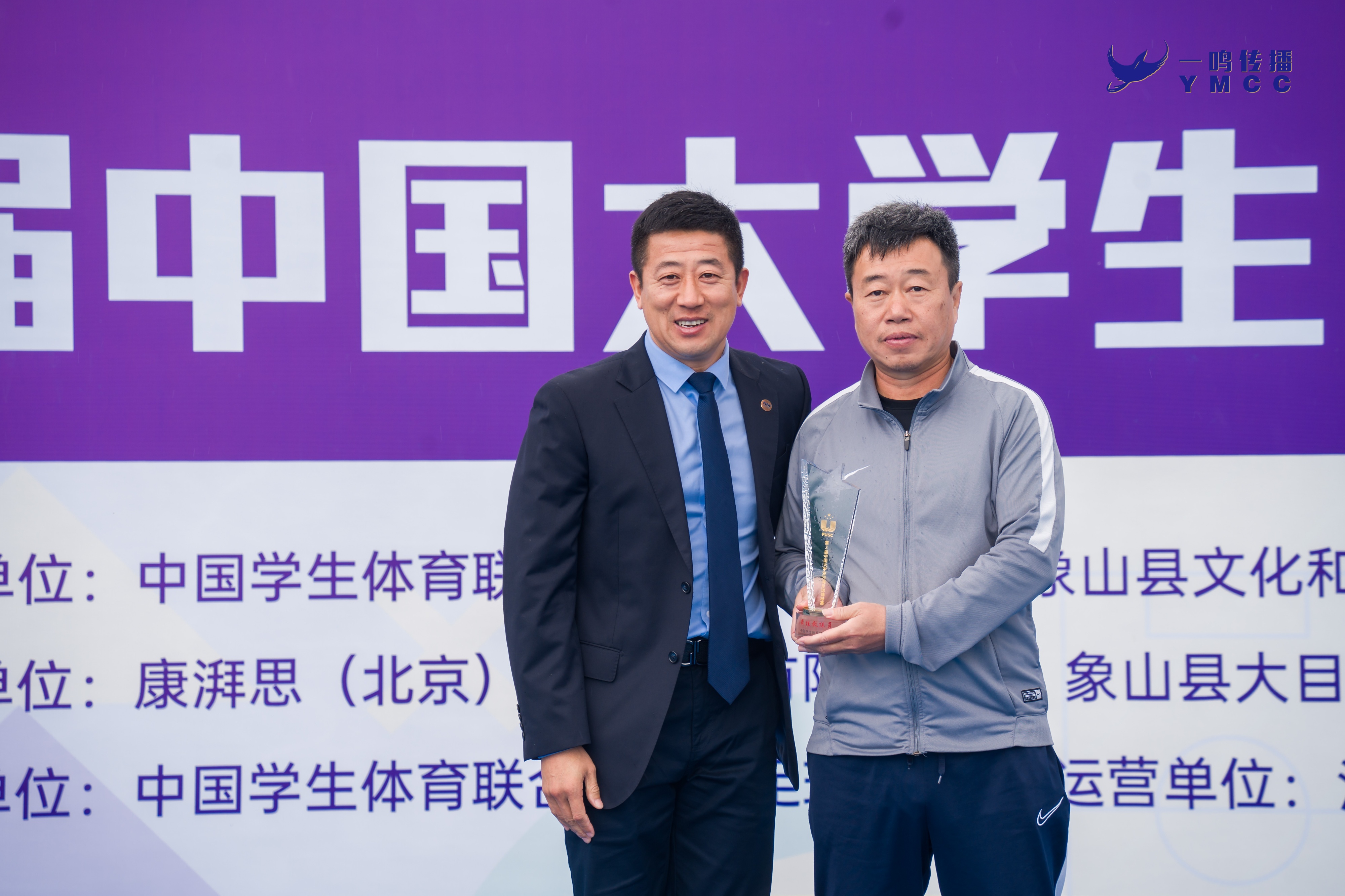 赛场上，女子足球队员表现极为出色