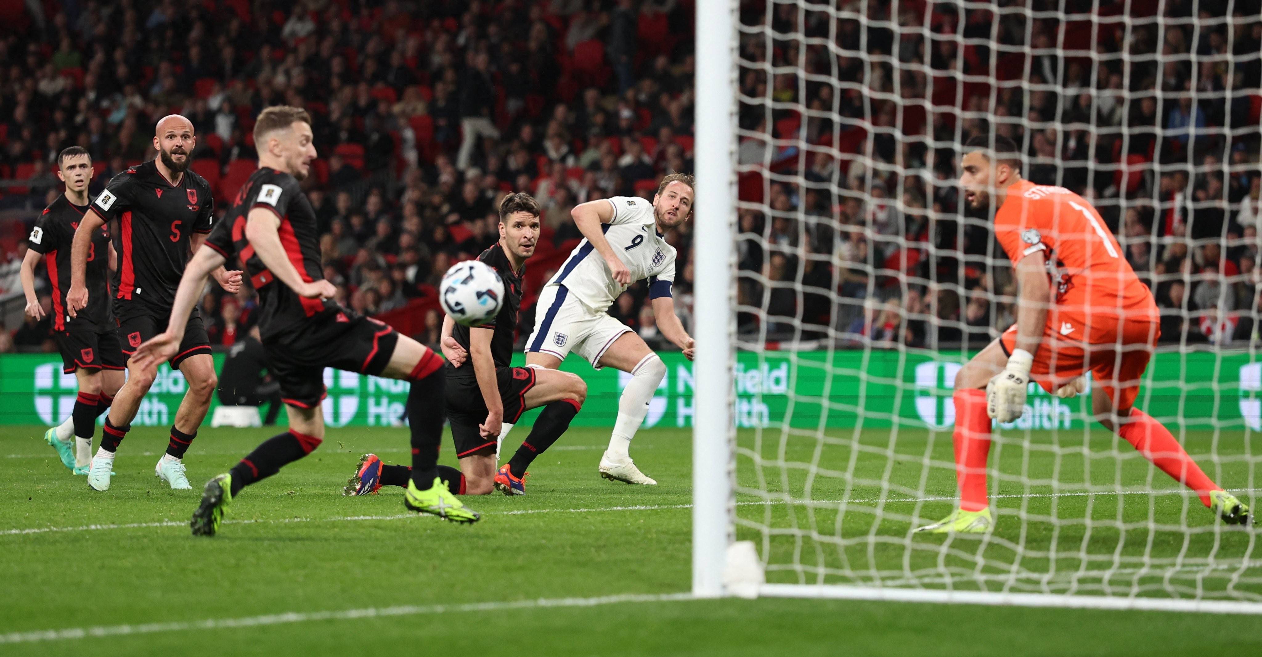 英格兰2-1险胜克罗地亚，提前晋级欧洲杯八强